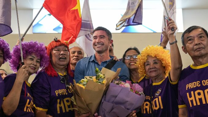 Hanoi FC fans Welcome Harry Kewell